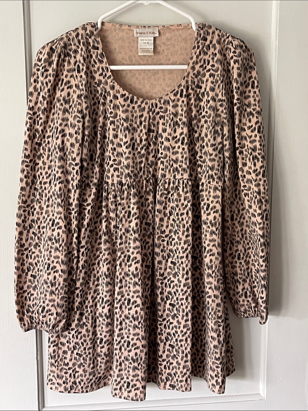 Monroe & Main tan and Black Graphic Print baby doll top. Size M. EUC